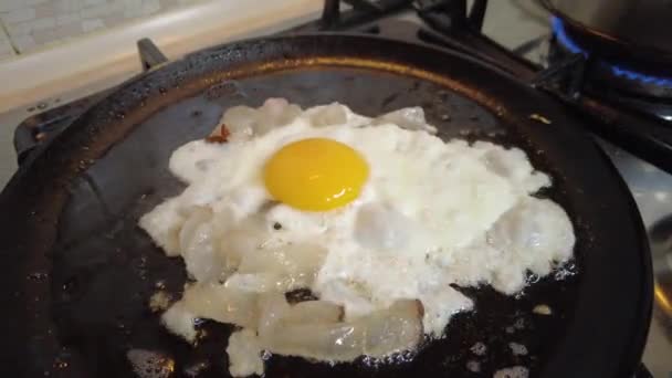 在家煮炒鸡蛋 自制的食物 煎锅里的鸡蛋 — 图库视频影像