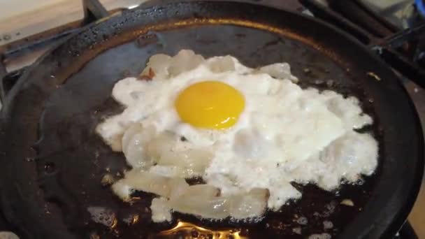 Μαγειρεύω Ομελέτα Στο Σπίτι Σπιτικό Φαγητό Αυγά Τηγάνι — Αρχείο Βίντεο