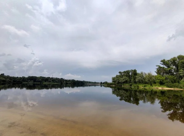 Landschaft Mit Sand Und Wasser Reflexion Der Bäume Bewölktes Wetter — Stockfoto