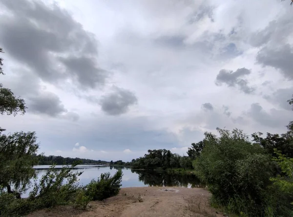 Landschap Met Zand Water Reflectie Van Bomen Bewolkt Weer Voor — Stockfoto
