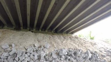 Büyük beton köprü. Suyun üzerinde üstgeçit. köprü yapıları ve destekleri
