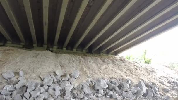 Grote Betonnen Brug Viaduct Het Water Brugconstructies Steunen — Stockvideo