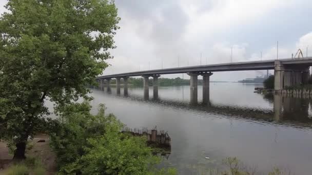 Velký Betonový Most Nadjezd Nad Vodou Mostní Konstrukce Podpěry — Stock video