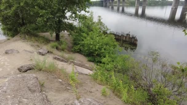 Gran Puente Hormigón Paso Elevado Sobre Agua Estructuras Soportes Puente — Vídeo de stock