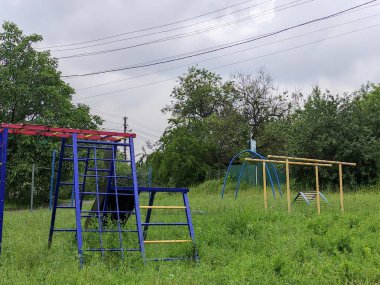 Oyun parkı çimlerle kaplıydı. Bozuk araçlar