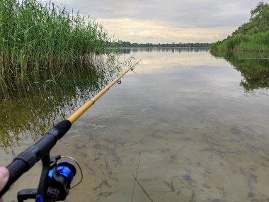 Balık tutmak. Olta ve su. Kıyıdaki balıkçılar.