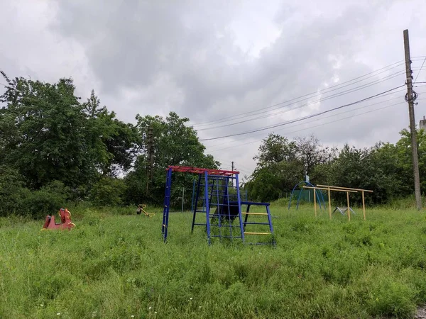 Spielplatz Überwuchert Mit Gras Kaputte Fahrgeschäfte — Stockfoto