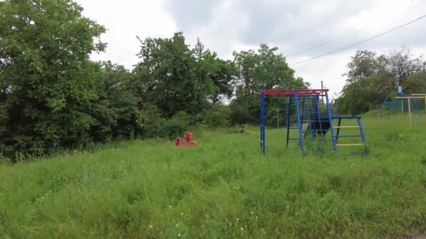 Playground Coberto Com Grama Passeios Quebrados — Vídeo de Stock