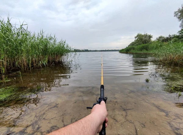 Rybaření Rybářský Prut Vodu Rybář Břehu — Stock fotografie