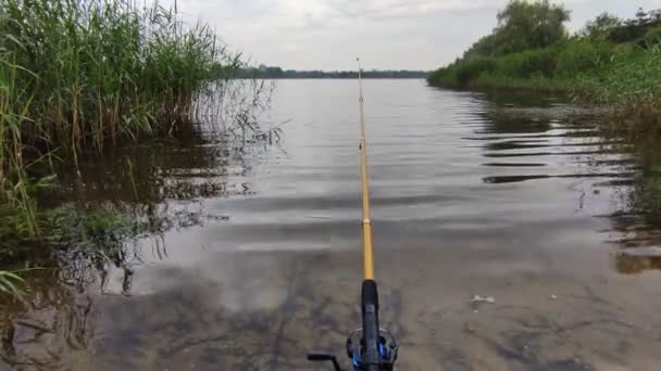 Fischerei Angelrute Und Wasser Fischer Ufer — Stockvideo