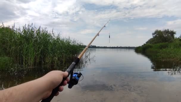 Fischerei Angelrute Und Wasser Fischer Ufer — Stockvideo