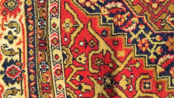 カーペットの上のパターン 古い毛布のカーペット ヴィンテージ手作りカーペット 古代の装飾品です — ストック動画