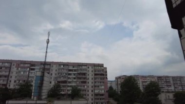 Eski paneller. Zavallı yüksek binalar. Fakir yerleşim yerleri. Gri gökyüzüne karşı evler