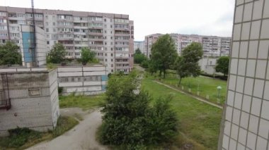 Eski paneller. Zavallı yüksek binalar. Fakir yerleşim yerleri. Gri gökyüzüne karşı evler