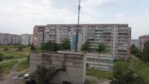 Oude Paneelhuizen Arme Hoogbouw Arme Woonwijken Huizen Tegen Een Grijze — Stockvideo