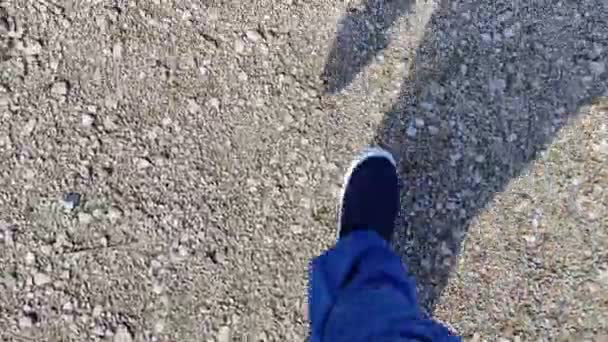 Чоловічі Ноги Йдуть Дорозі Чоловіче Взуття Блакитні Джинси — стокове відео