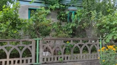 Evin yakınındaki eski çit. Eski kapı ve ev. fazla gelişmiş çit ve kapı
