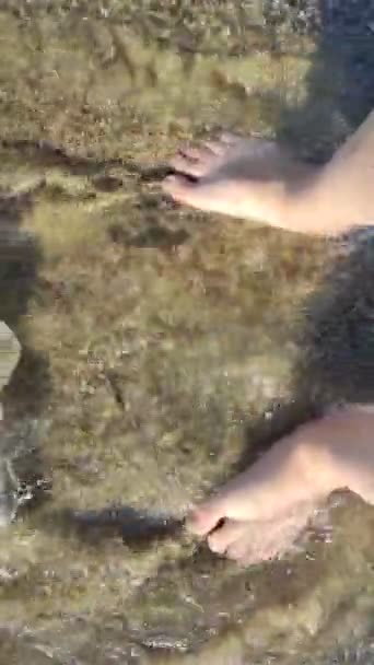 Pieds Dans Eau Sur Rivage Vague Jambes — Video