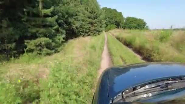 Een Auto Rijden Slechte Weg Met Gaten Een Auto Een — Stockvideo