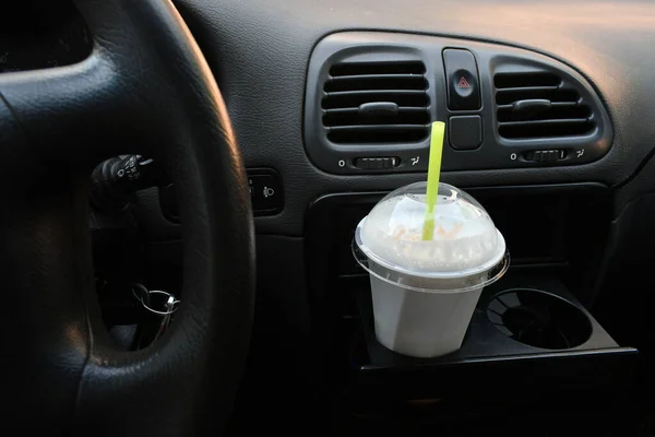 車の中でミルクセーキ ストローでミルクセーキを1杯 — ストック写真