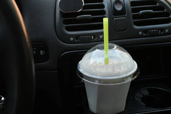 Batido Leite Carro Copo Milkshake Com Uma Palha — Fotografia de Stock