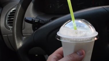 Milkshake arabada. Kamışlı bir bardak milkshake.