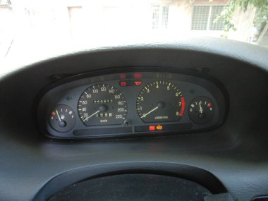 Araç kontrol paneli. Arabada analog cihazlar var. Hız göstergesi ve taktik ölçer. araçlı oklar