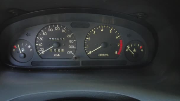 Het Dashboard Van Auto Analoge Apparaten Auto Snelheidsmeter Toerenteller Pijlen — Stockvideo