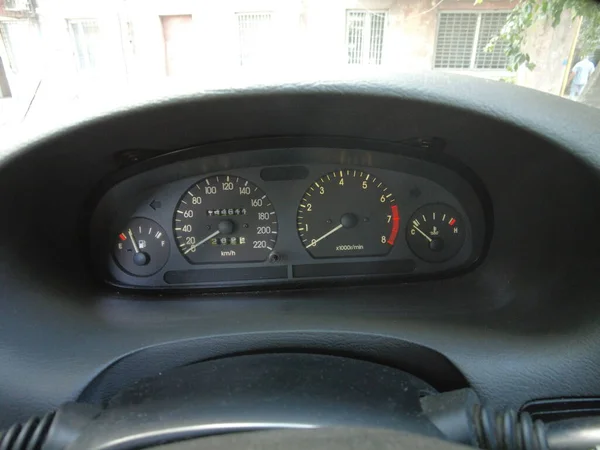 汽车仪表盘 车里的模拟装置 速度计和速度计 仪器箭 — 图库照片