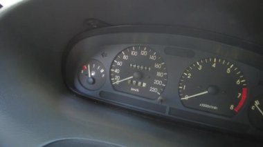 Araç kontrol paneli. Arabada analog cihazlar var. Hız göstergesi ve taktik ölçer. araçlı oklar
