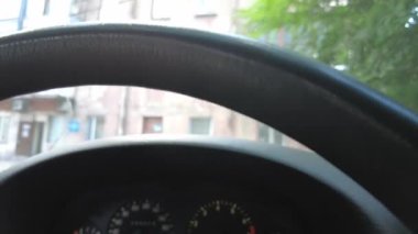Araç kontrol paneli. Arabada analog cihazlar var. Hız göstergesi ve taktik ölçer. araçlı oklar