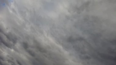 Bulutlu gökyüzü ve rüzgar. Fırtınadan önceki bulutlar. Güçlü rüzgar ve bulutlar.