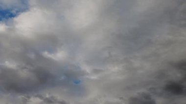 Bulutlu gökyüzü ve rüzgar. Fırtınadan önceki bulutlar. Güçlü rüzgar ve bulutlar.