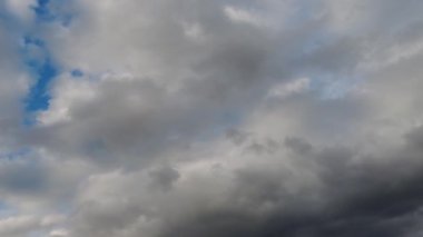 Bulutlu gökyüzü ve rüzgar. Fırtınadan önceki bulutlar. Güçlü rüzgar ve bulutlar.