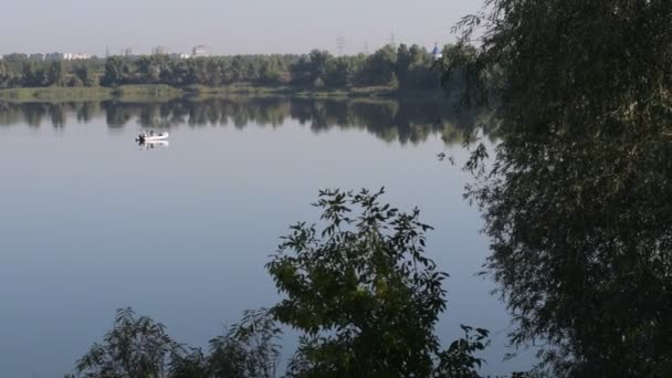 Красивий Ранковий Пейзаж Річкою Човен Воді Рибалки Затоці Прозора Річка — стокове відео