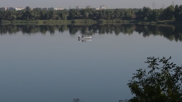 Krásná Ranní Krajina Řekou Loď Vodě Rybáři Zátoce Transparentní Řeka — Stock video