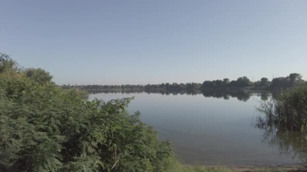 Piękny Poranny Krajobraz Rzeką Łódź Wodzie Rybacy Zatoce Przezroczysta Rzeka — Wideo stockowe