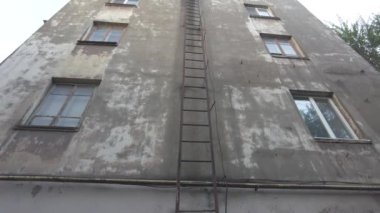 Çok katlı eski bir bina. Evin eski püskü duvarları. nötr renk profili. 4k video