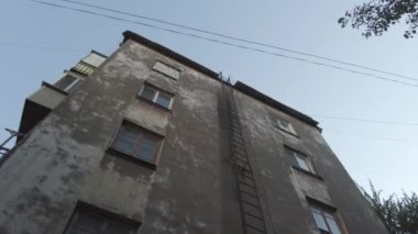 Çok katlı eski bir bina. Evin eski püskü duvarları. nötr renk profili. 4k video