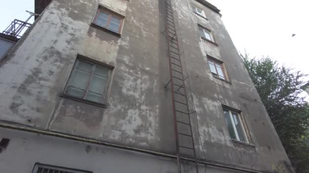 古いマルチ階建ての建物 家のみすぼらしい壁だ ニュートラルカラープロファイル 4Kビデオ — ストック動画