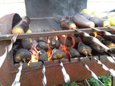 Kızarmış sebze. Izgara sebze. Yemeği ateşte pişirmek