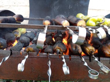 Kızarmış sebze. Izgara sebze. Yemeği ateşte pişirmek