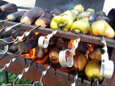 Kızarmış sebze. Izgara sebze. Yemeği ateşte pişirmek