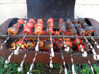 Kızarmış sebze. Izgara sebze. Yemeği ateşte pişirmek