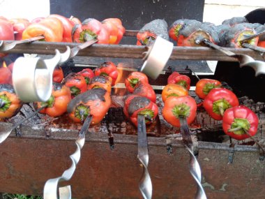 Kızarmış sebze. Izgara sebze. Yemeği ateşte pişirmek