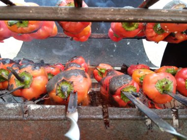 Kızarmış sebze. Izgara sebze. Yemeği ateşte pişirmek