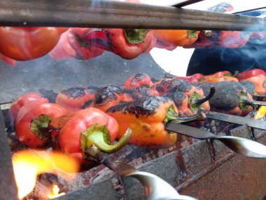 Kızarmış sebze. Izgara sebze. Yemeği ateşte pişirmek