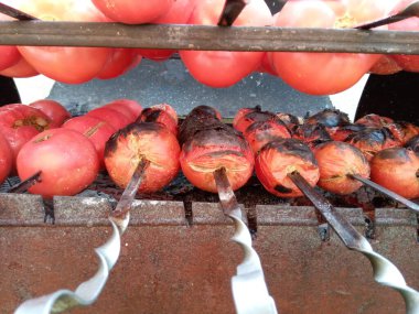 Kızarmış sebze. Izgara sebze. Yemeği ateşte pişirmek