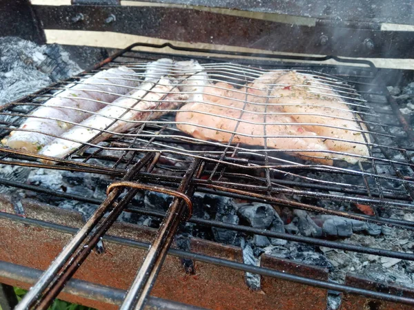 Peixe Grelhado Carne Farinha Carvão Vegetal — Fotografia de Stock