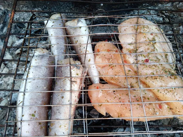 Peixe Grelhado Carne Farinha Carvão Vegetal — Fotografia de Stock